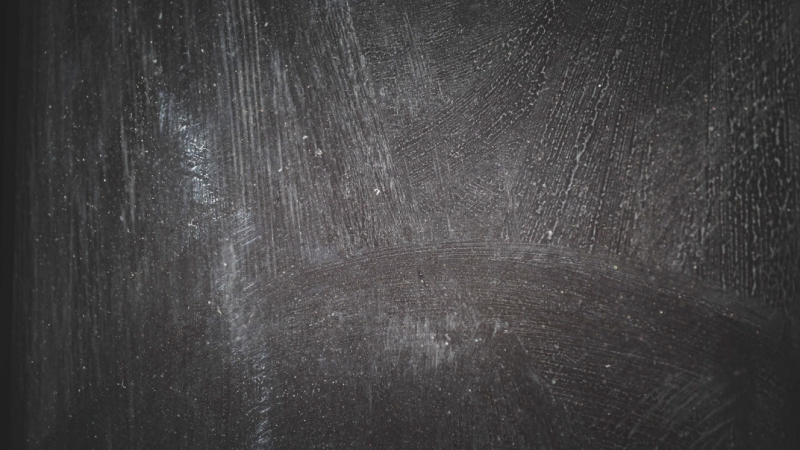 汽車漆面出現細微刮痕與磨損的特寫,顯示車漆在未保護狀態下受損的情形。